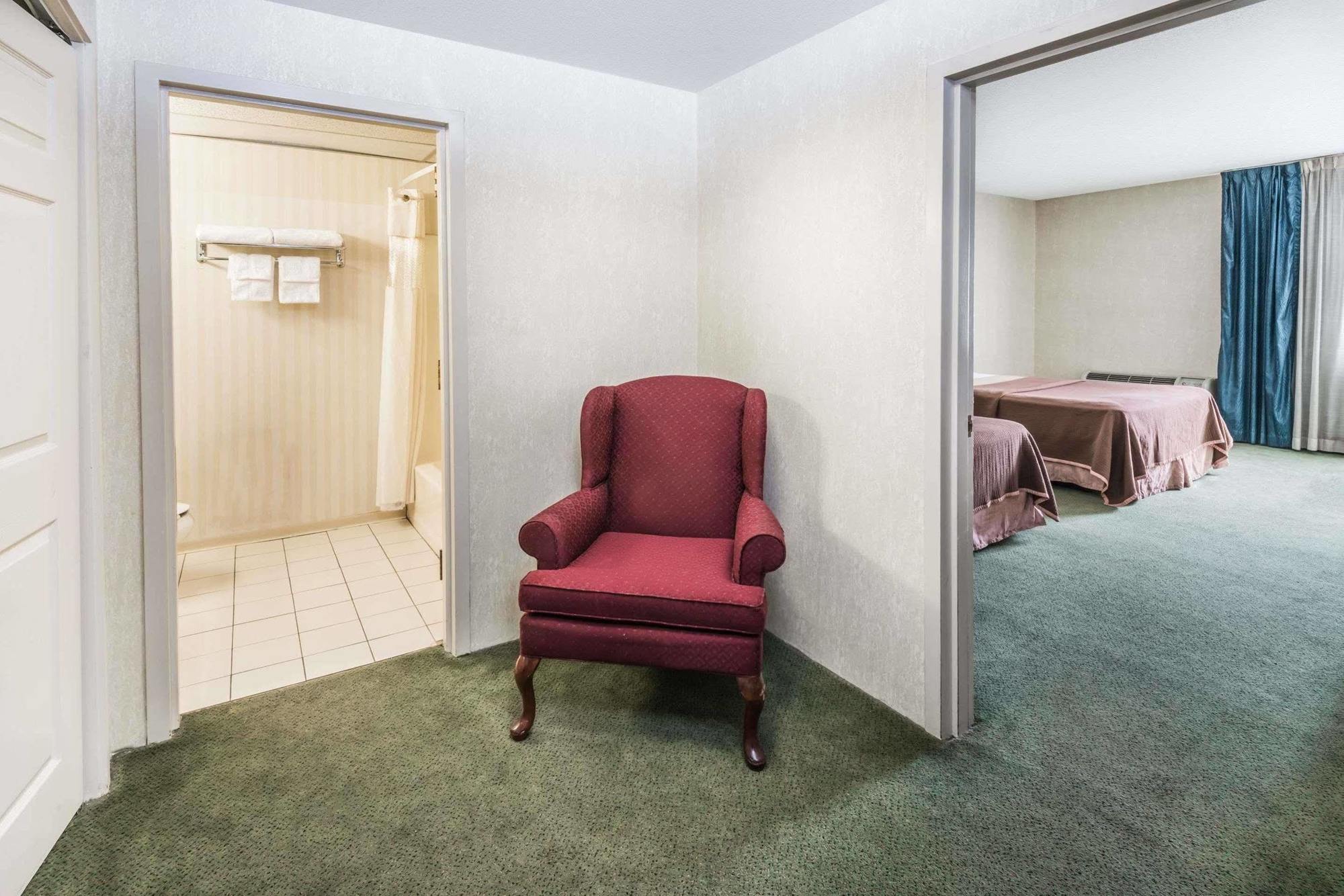 Howard Johnson By Wyndham Milford/New Haven Exteriör bild