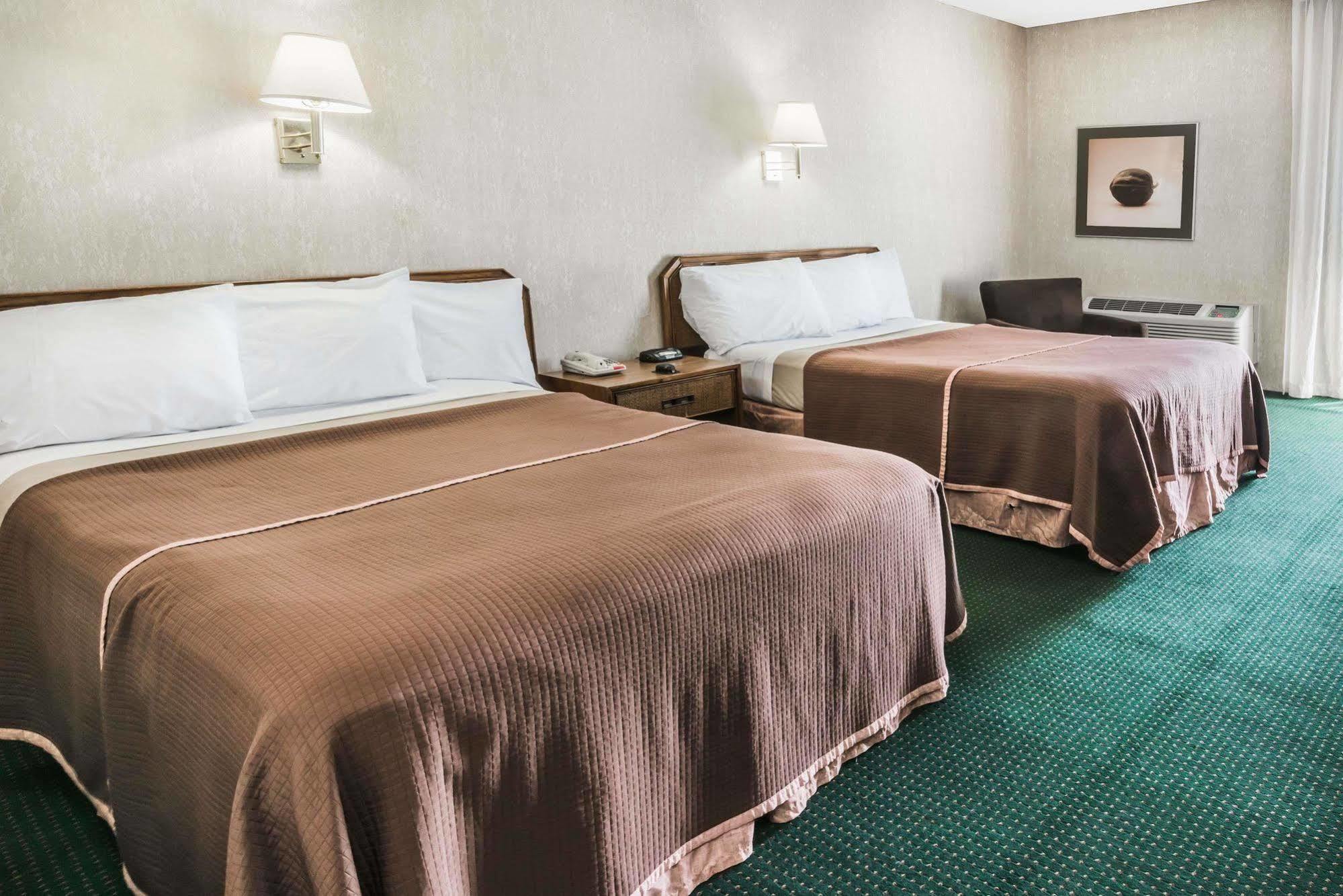 Howard Johnson By Wyndham Milford/New Haven Exteriör bild